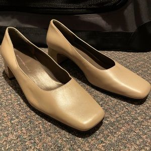 Women beige pump